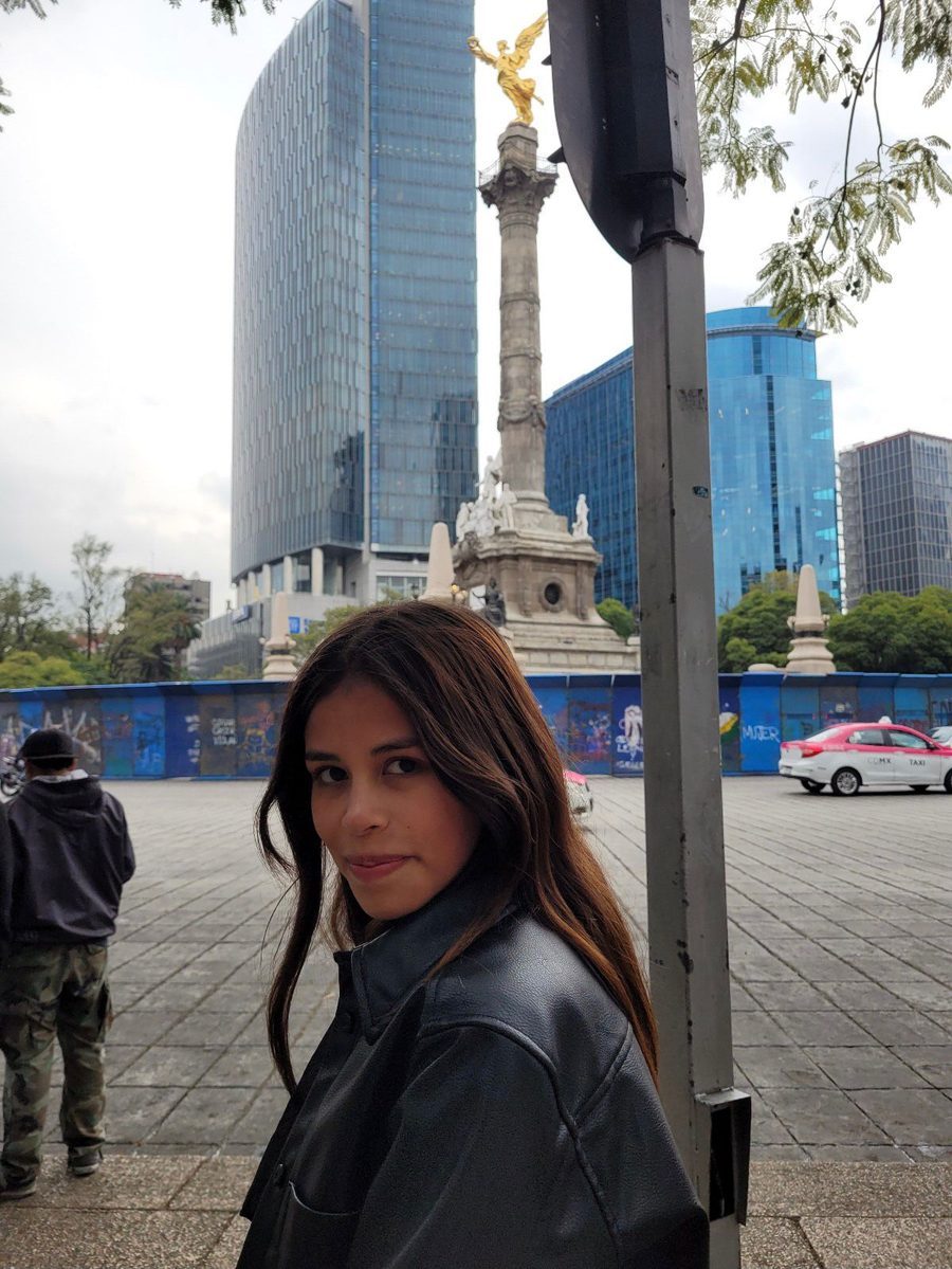 Sofía frente al Ángel de la Independencia, en Ciudad de México