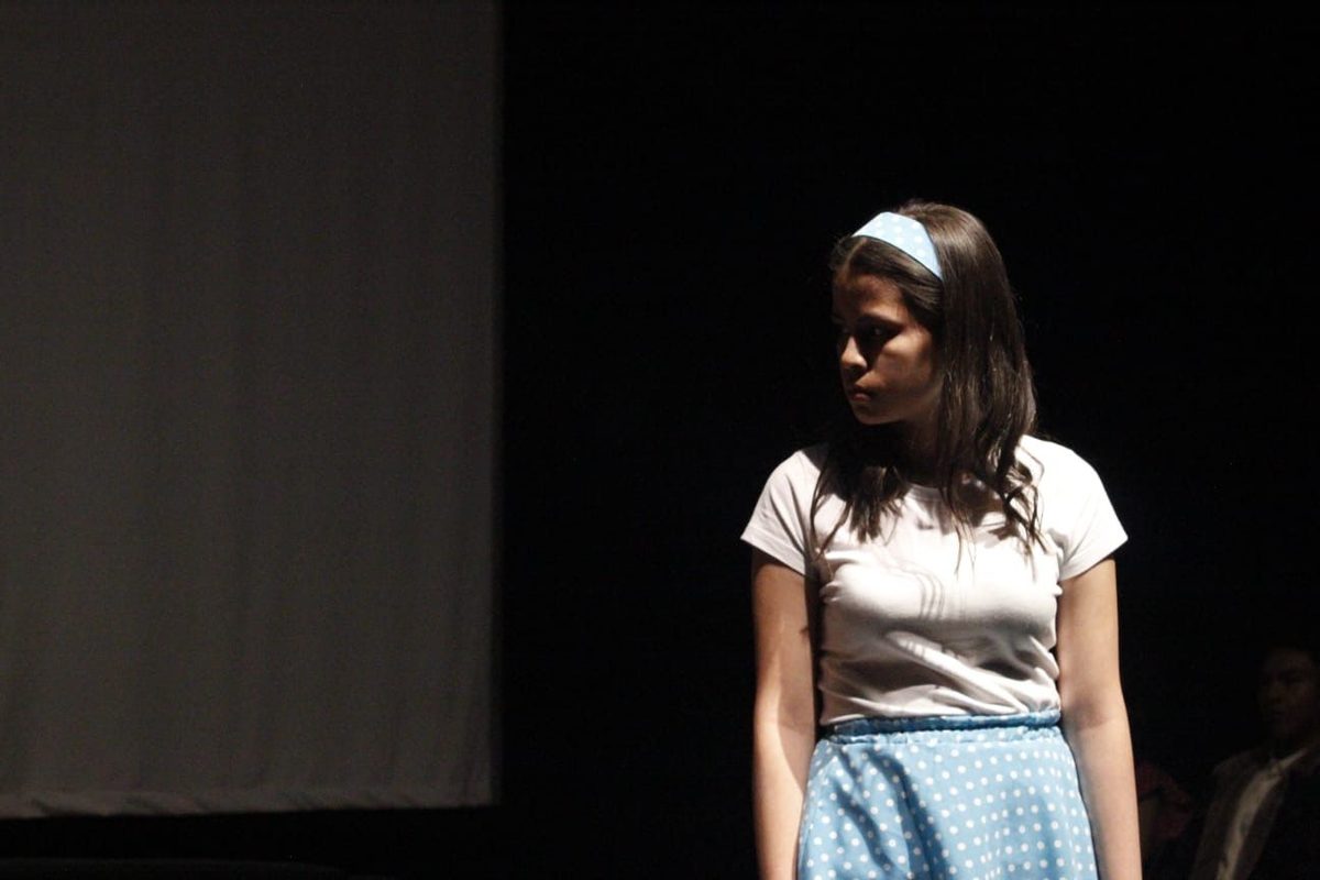 Sofía en escena, bajo un cenital, con falda de lunares