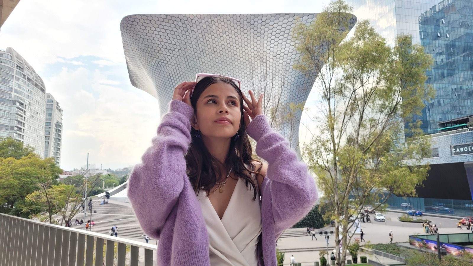 Sofía frente al Museo Soumaya, en Ciudad de México