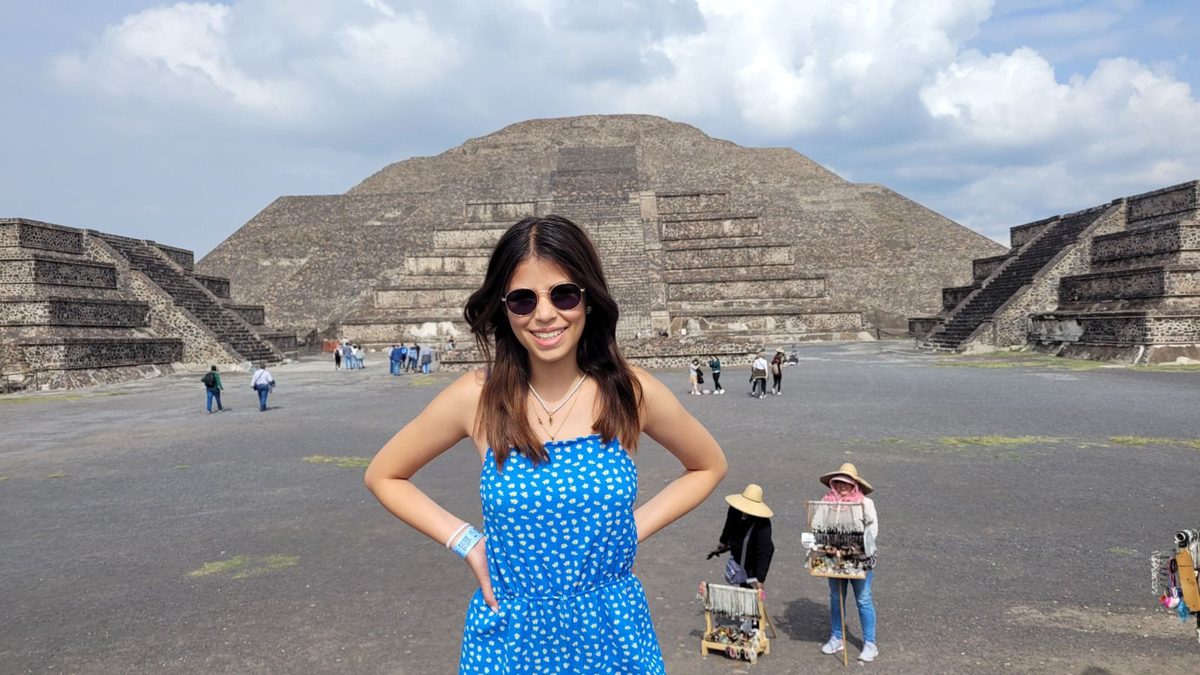 Sofía frente a la Pirámide de la Luna, en Teotihuacán